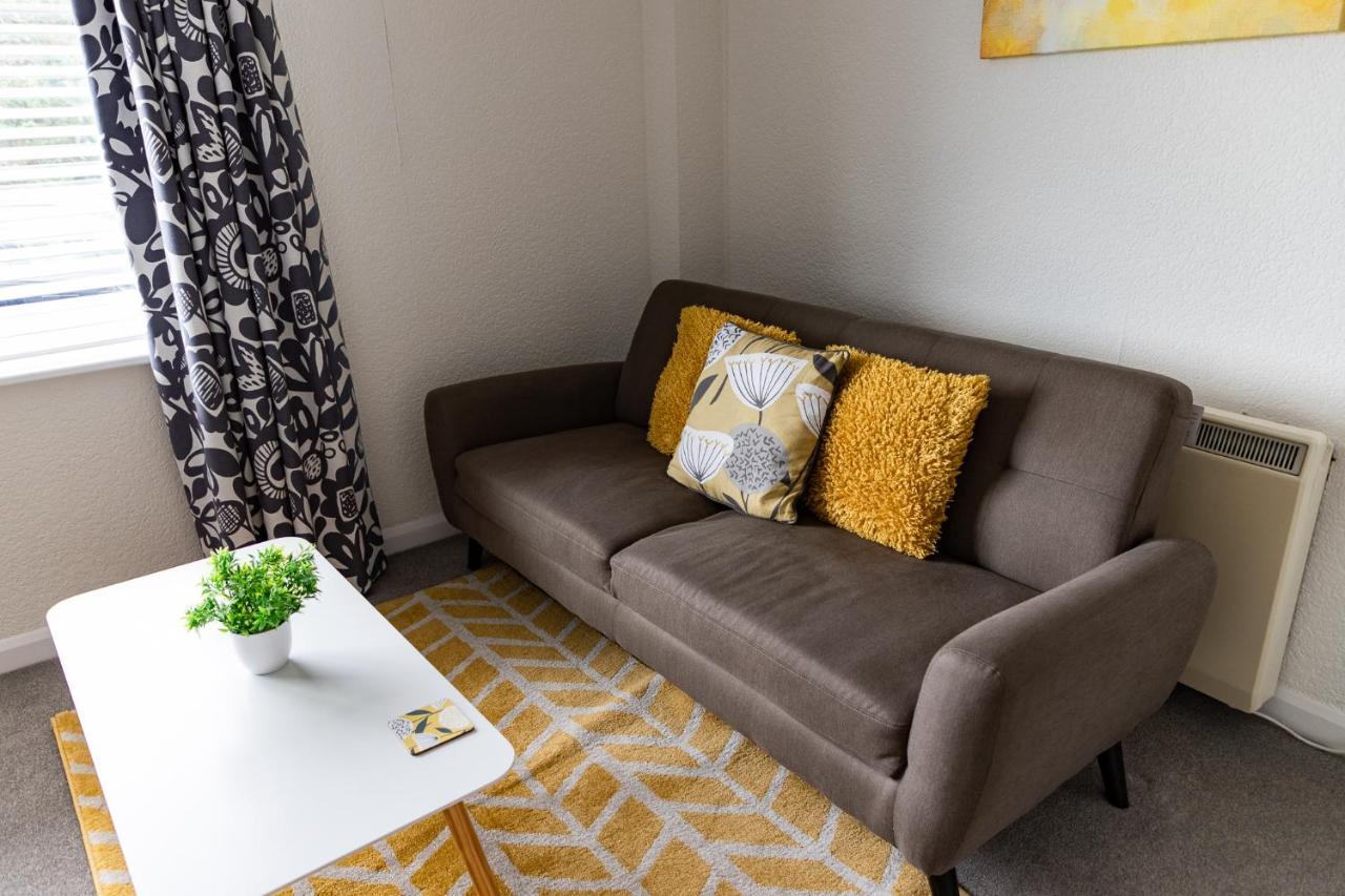 1 Chatsworth Riverscape Apartments - Riverview Apartment In Great Location With Free Parking Overlooking The Gannel Just A Short Walk From Newquays Incredible Beaches And Local Amenities นิวคีย์ ภายนอก รูปภาพ